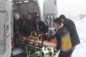 Bursa Uludağ'da kar motorunun altında kaldı!