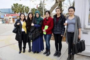 &Ccedil;atal-kaşıklı protestocu 8 kız &ouml;ğrenci yurttan atıldı
