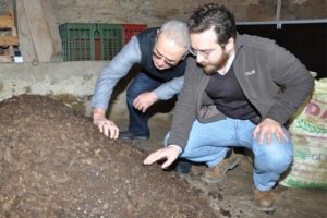 Akademik kariyerden vazge&ccedil;ip solucan işine girdi...