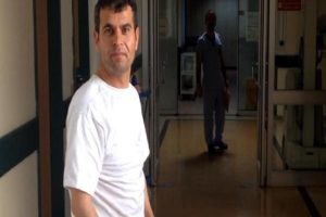 &Ccedil;ift kol nakilli gen&ccedil; uyandı, babasıyla konuştu