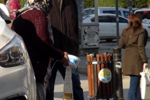 Kola dolu sonda torbasıyla dilenen kadın yine ortaya &ccedil;ıktı