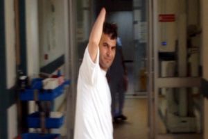 &Ccedil;ift kol nakilli Mustafa Sağır uyandı, babasıyla konuştu