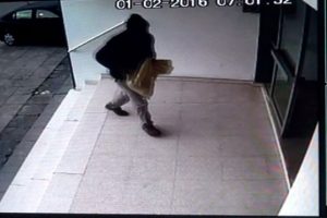 Gazetecilere başı kesik k&ouml;pek cesedi ile tehdit
