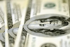 Doların d&uuml;ş&uuml;ş&uuml; s&uuml;r&uuml;yor