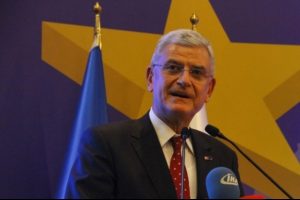 AB Bakanı Volkan Bozkır Paris'te