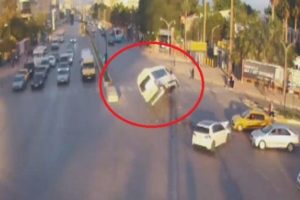 Yan yatan minib&uuml;s metrelerce s&uuml;r&uuml;klendi