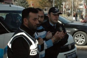Husumeti olan şahsı d&ouml;verek &ouml;ld&uuml;rd&uuml;!