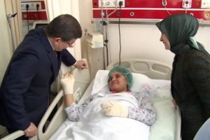 Davutoğlu &ccedil;ifti şehidin eşini ziyaret etti
