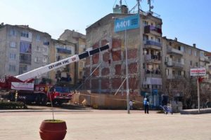 Temeli kayan 5 katlı binaya vin&ccedil; desteği