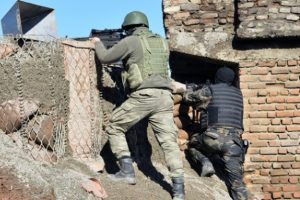 Sur'da &ccedil;atışma: 1'i ağır, 4 yaralı