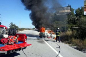 Yanan otomobilin kadın s&uuml;r&uuml;c&uuml;s&uuml; son anda canını kurtardı