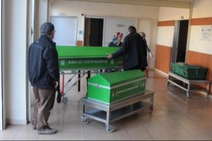 Hayatlarını kaybeden g&ouml;&ccedil;menler Bursa'da yakınlarına teslim edildi