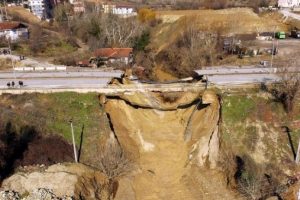 Karab&uuml;k-Kastamonu yolu, servis yolu ile ulaşıma a&ccedil;ılacak