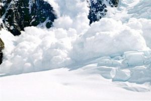 Elazığ'da &ccedil;ığ 3 kişiyi yuttu