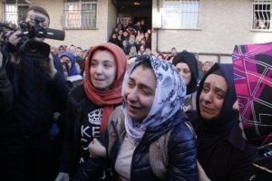 Eşinin arkasından feryadı ağlattı