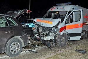 Ambulans otomobile &ccedil;arptı: 4 yaralı