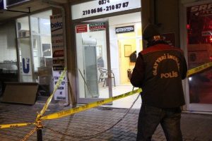 Makasla bileklerini keserek intihara kalkıştı