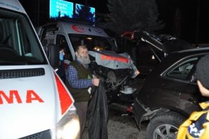 Ambulans otomobile arkadan &ccedil;arptı: 4 yaralı