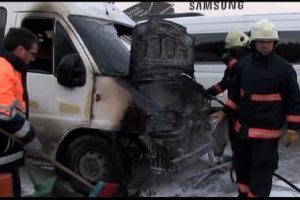 İstanbul'da bir minib&uuml;s alev alev yandı