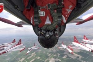 T&uuml;rk Yıldızları'nın g&ouml;ky&uuml;z&uuml; selfiesi