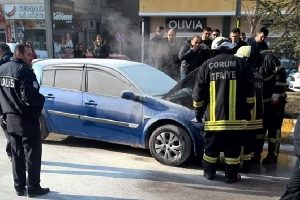 Hareket halindeki otomobil motor kısmından alev aldı