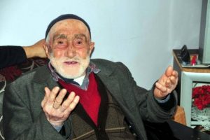 93 yaşındaki Mehmet dede odun kırıp, spor yapıyor