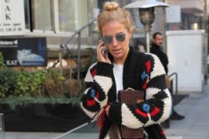 Burcu Esmersoy elinden telefonu d&uuml;ş&uuml;rmedi...
