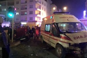 Ambulansla otomobil &ccedil;arpıştı: 1 &ouml;l&uuml;