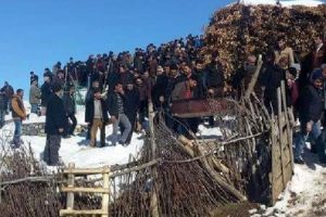Elazığ'da &ccedil;ığ altında kalan 3 &ccedil;ocuk toprağa verildi