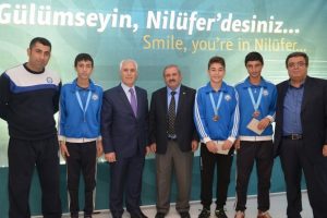 Mustafa Bozbey başarılı atletleri &ouml;d&uuml;llendirdi