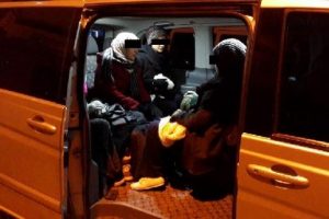 İzmir'de g&ouml;&ccedil;men ka&ccedil;ak&ccedil;ılığına 11 tutuklama