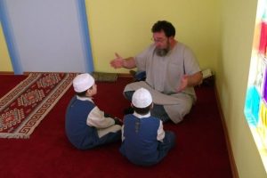 M&uuml;sl&uuml;man oldu: Romanya'daki k&ouml;y&uuml;ne cami yaptırdı