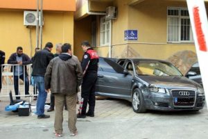 Polis uygulamasından ka&ccedil;an otomobilde silahlı 3 kişi