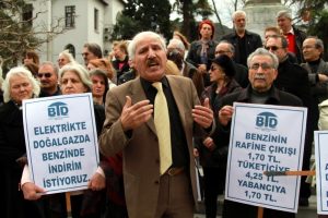 Bursa'da t&uuml;keticiler, elektrik, doğalgaz ve benzinde indirim talebiyle y&uuml;r&uuml;d&uuml;