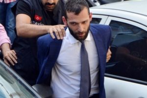 Onur &Ouml;zbizerdik hakkında yakalama kararı