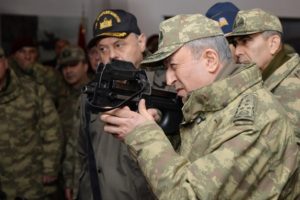 Orgeneral Akar İstanbul'daki birlikleri denetliyor