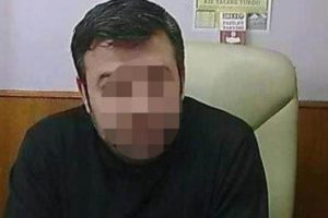 Karısının aşığını evinde yakalayıp, &ouml;ld&uuml;rd&uuml;