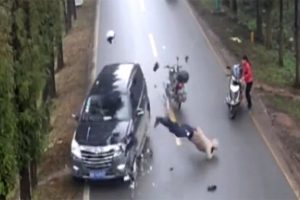Motosikletin ciple &ccedil;arpıştığı an kamerada