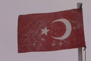 Hudut karakolunda bayrak bile dondu