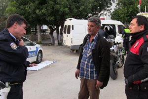 Sarhoş s&uuml;r&uuml;c&uuml; ka&ccedil;akları taşırken yakalandı