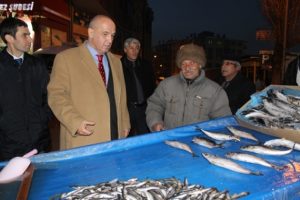 Acun Ilıcalı'nın vekil amcası balık dağıttı