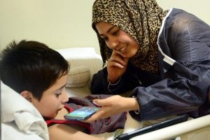 Elleri donan Afgan &ccedil;ocuk, ailesiyle telefonda konuştu