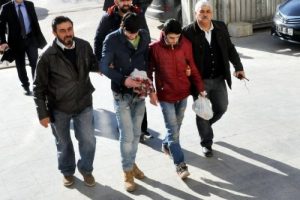 Gen&ccedil; kızın telefonunu kapka&ccedil; yapan 2 ş&uuml;pheli tutuklandı