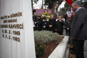 Adnan Kahveci vefat yıl d&ouml;n&uuml;m&uuml;nde kabri başında anıldı