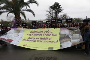 Kadınlar "Barış n&ouml;beti" i&ccedil;in Diyarbakır'a gitti