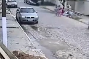 Devrilen merdivenin altında kaldı