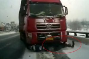 Kamyonun altında metrelerce s&uuml;r&uuml;klendi