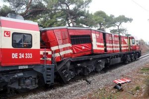 Akhisar'da iki y&uuml;k treni kafa kafaya &ccedil;arpıştı