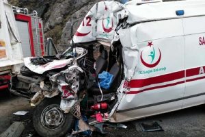 Temizlik aracına &ccedil;arpan ambulans s&uuml;r&uuml;c&uuml;s&uuml; &ouml;ld&uuml;