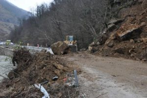 Bartın'da heyelan yolu kapattı